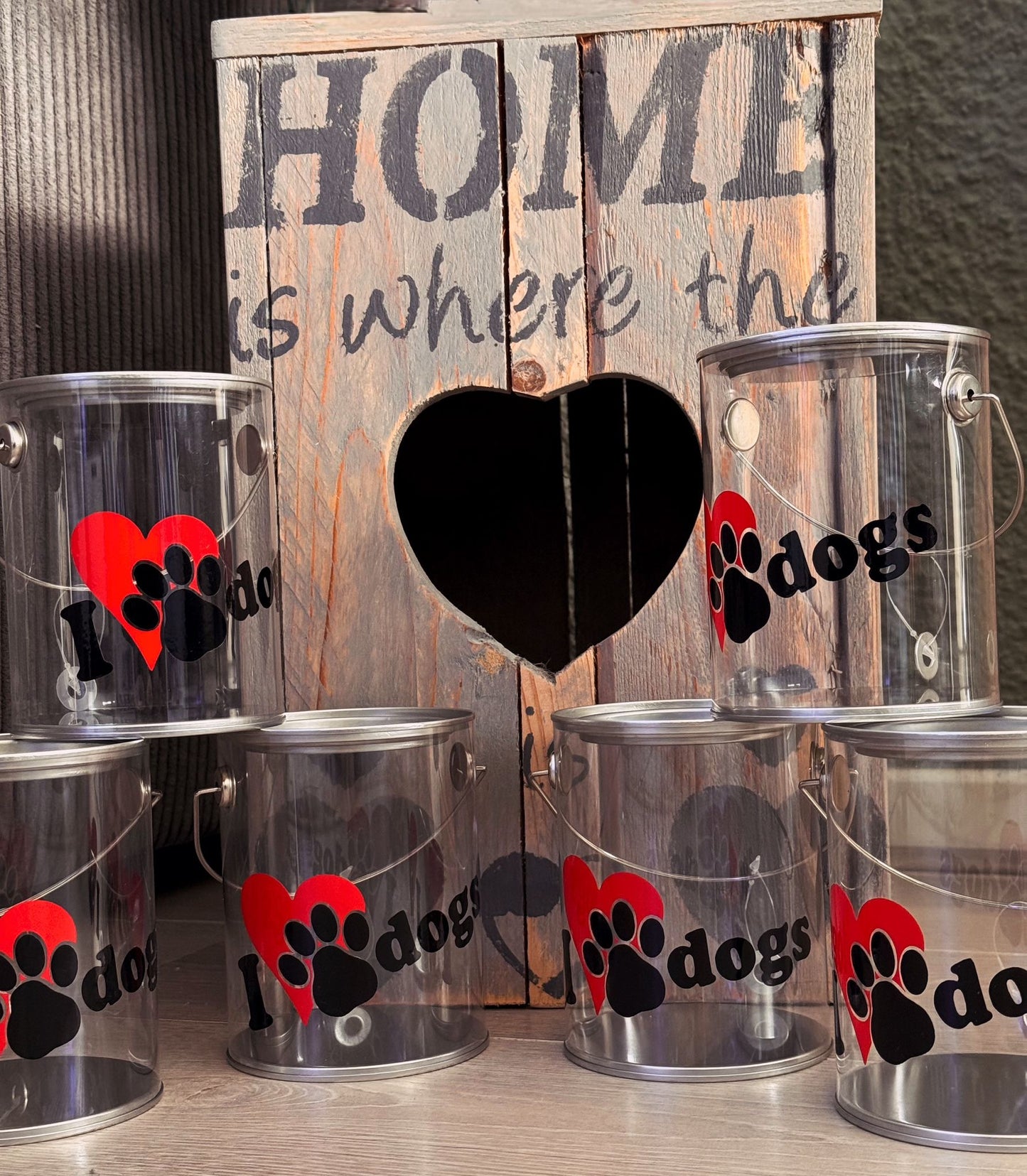 Verfblik met leuke tekst i love dogs gevuld met lekkere koekjes