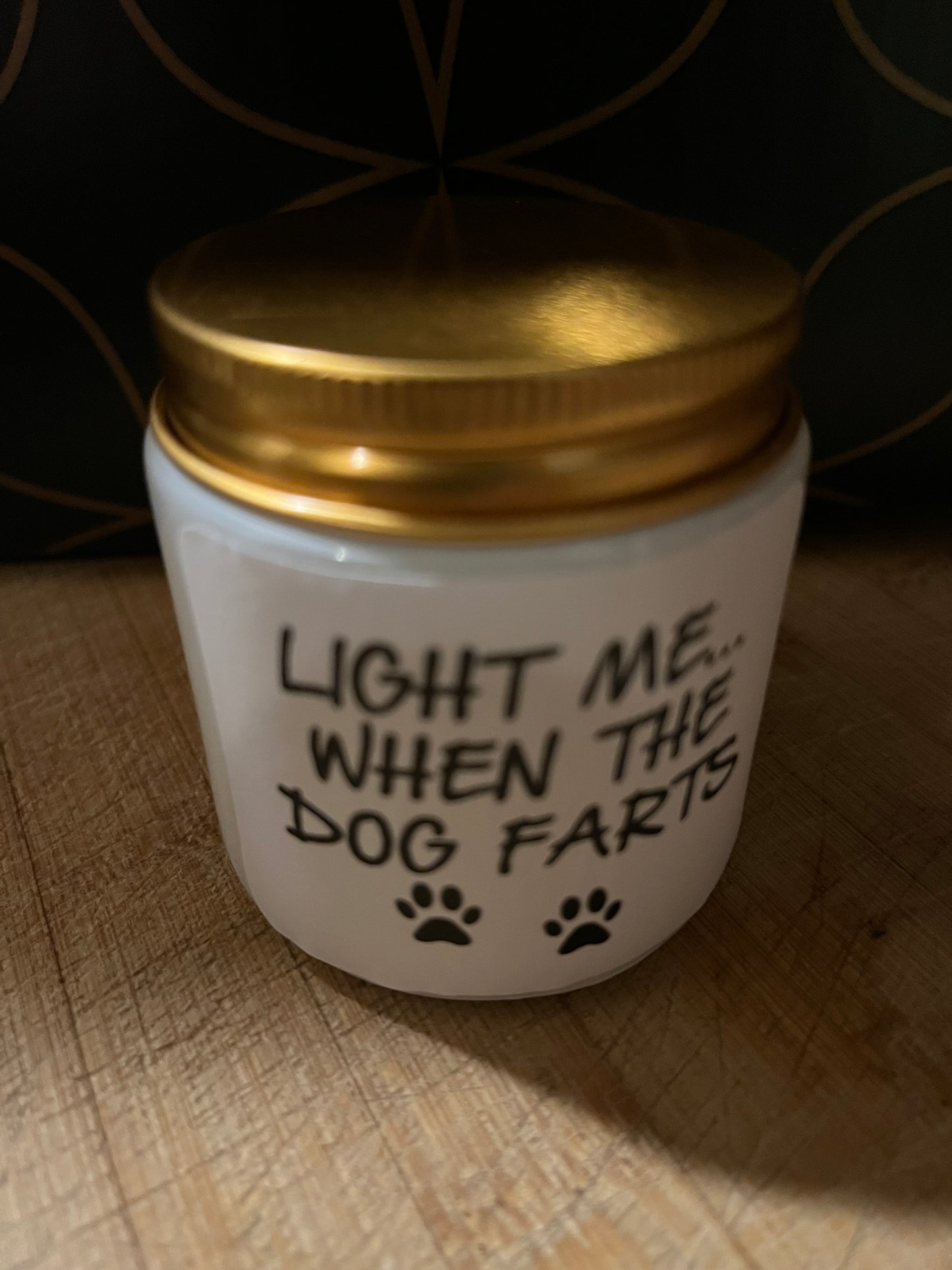 Geurkaarsje met grappige tekst "Light me when the dog farts"