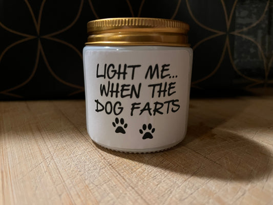 Geurkaarsje met grappige tekst "Light me when the dog farts"